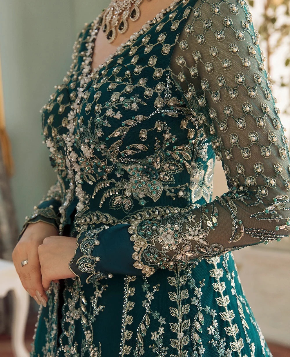 Une Jacinthe pakistani fashion outfit in teal tones.